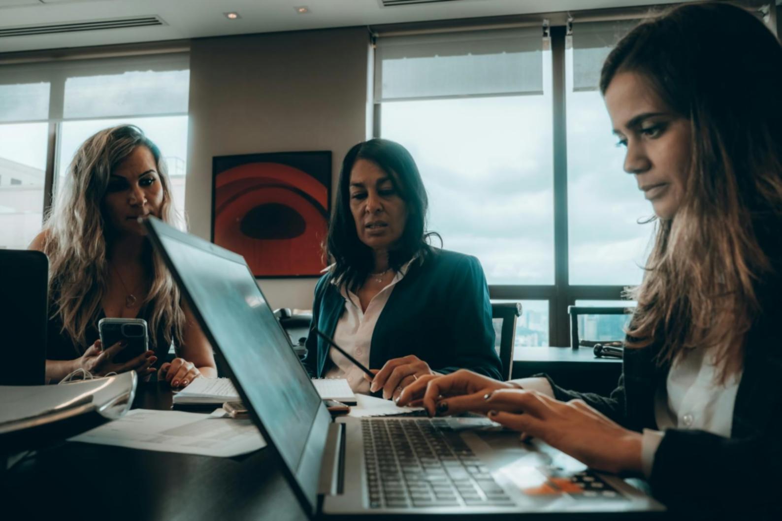 Équipe ryventara en réunion de travail collaboratif